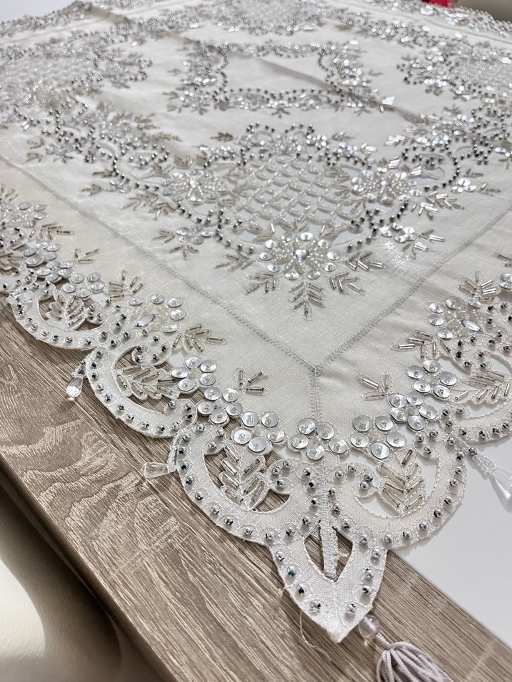 Gri Nakışlı Beyaz Masa Örtüsü - Görsel 4