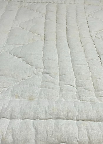 Beyaz Gri Tonlu Dikişli Yorgan - Görsel 2