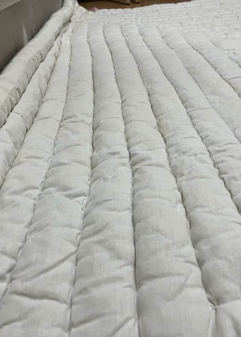Beyaz Gri Tonlu Dikişli Yorgan - Görsel 5