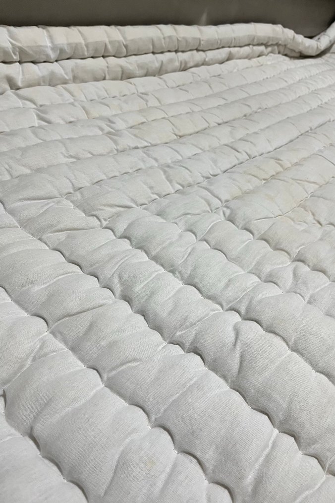 Beyaz Gri Tonlu Dikişli Yorgan - Görsel 3