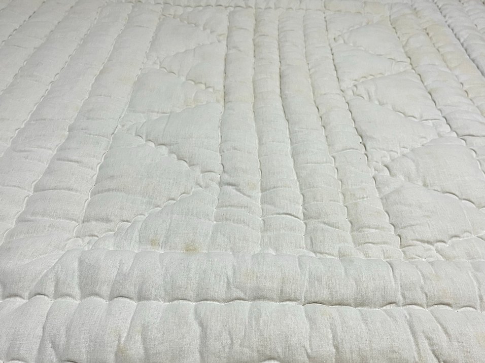 Beyaz Gri Tonlu Dikişli Yorgan - Görsel 2