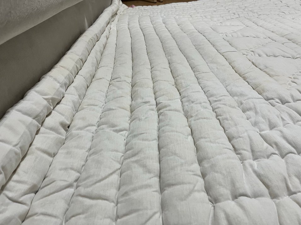 Beyaz Gri Tonlu Dikişli Yorgan - Görsel 5