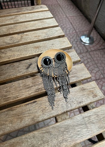 Siyah sallantılı taşlı Püsküllü Uzun Gotik Küpe