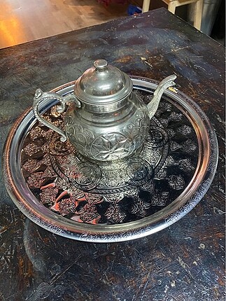 Yöresel çaydanlık ve tepsi