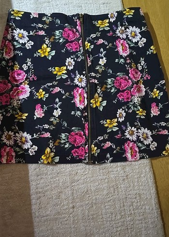 Çiçek Desenli Fermuarlı Mini Etek