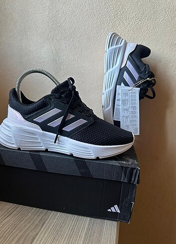 37,5 Beden siyah Renk Adidas spor ayakkabı