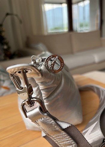 Longchamp le pliage futuristic hologram omuz çantası - Görsel 3