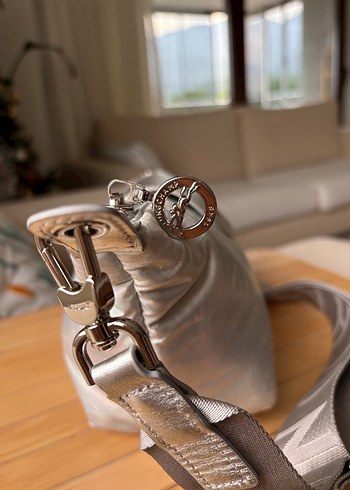 Longchamp le pliage futuristic hologram omuz çantası - Görsel 2