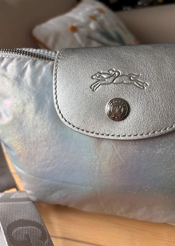 Longchamp le pliage futuristic hologram omuz çantası - Görsel 4