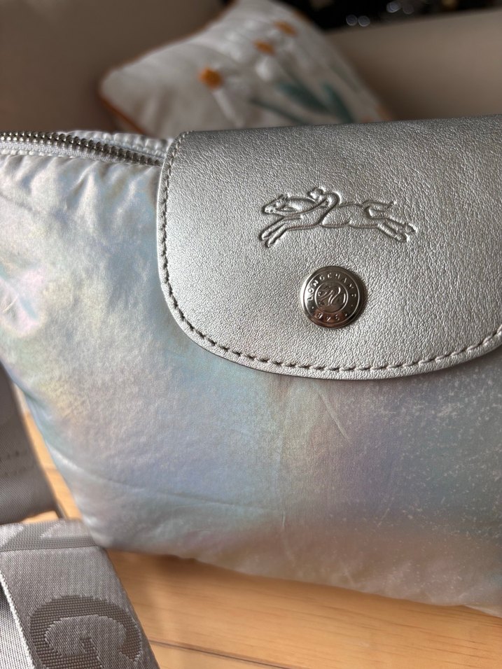 Longchamp le pliage futuristic hologram omuz çantası - Görsel 4