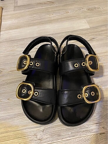 Stradivarius tokalı sandalet