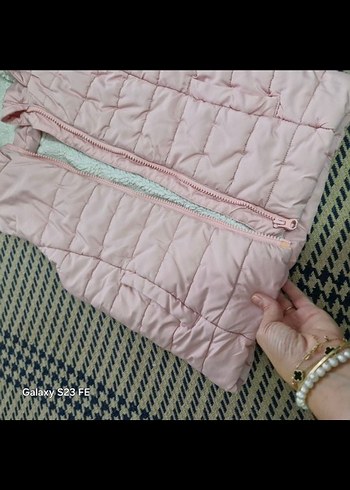 Kız Çocuk Pembe Kapüşonlu Fermuarlı Yelek - Görsel 3