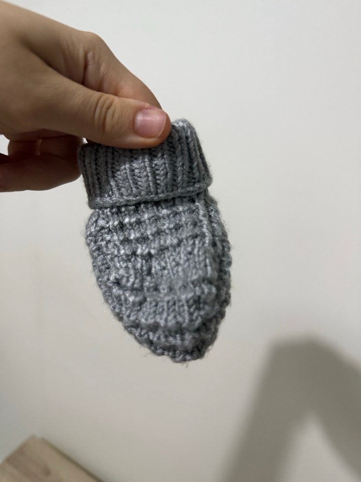Gri Erkek Bebek Örgü Patik - Görsel 3