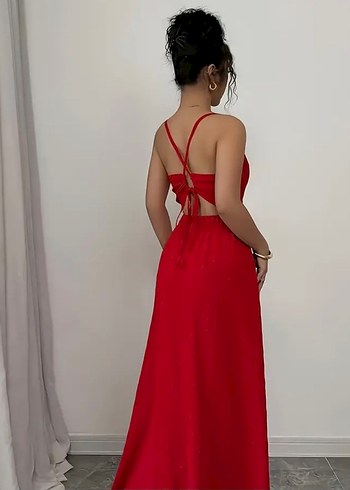 Saten Görünümlü Kırmızı Uzun Askılı Elbise