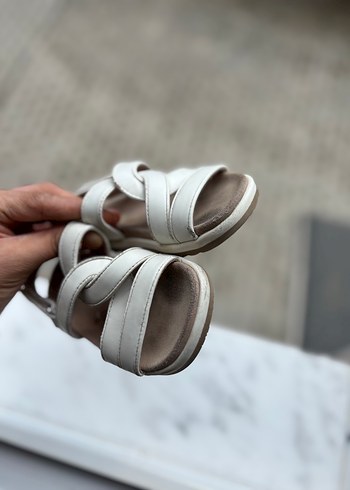 Zara Beyaz Yılan Desenli Kız Çocuk Sandalet