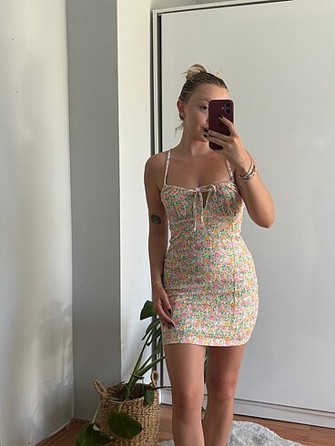 bershka çiçekli sırt detaylı elbise