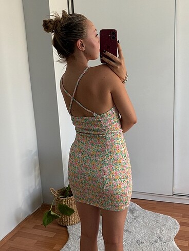 xs Beden bershka çiçekli sırt detaylı elbise