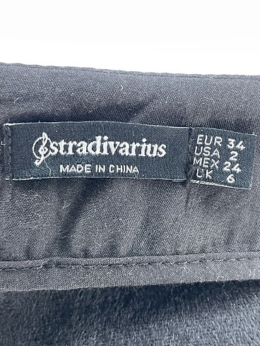 34 Beden siyah Renk Stradivarius Mini Şort %70 İndirimli.