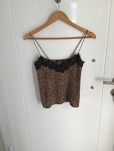 Bershka askılı leopar desenli üst