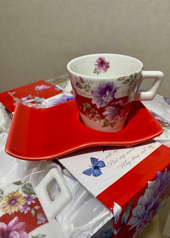 Renkli Çiçek Desenli Kırmızı Fincan ve Tabak - Görsel 2