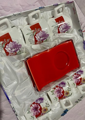 Renkli Çiçek Desenli Kırmızı Fincan ve Tabak - Görsel 3