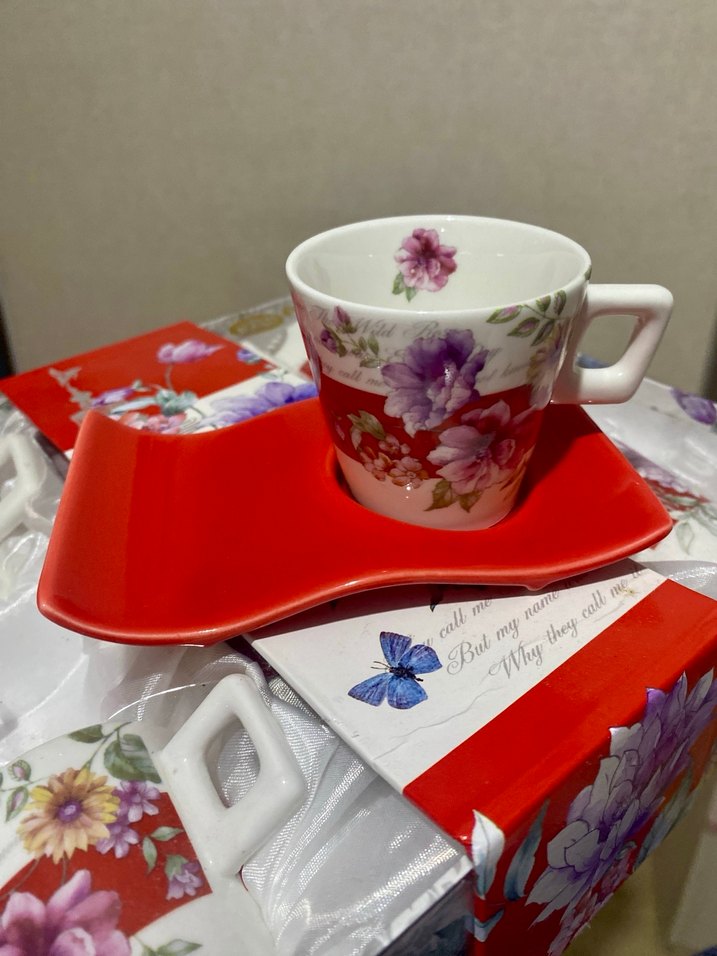 Renkli Çiçek Desenli Kırmızı Fincan ve Tabak - Görsel 2