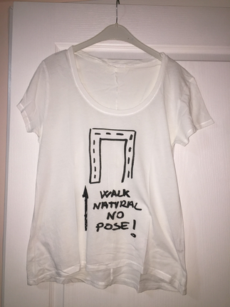 Beyaz yazılı t-shirt