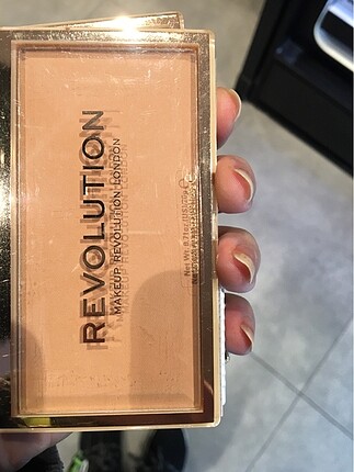 Revolution pudra