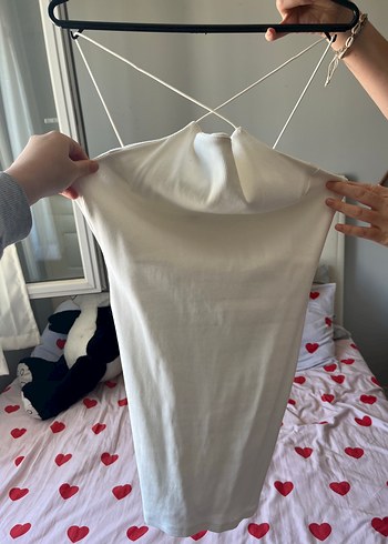 Beyaz çapraz askılı mini elbise