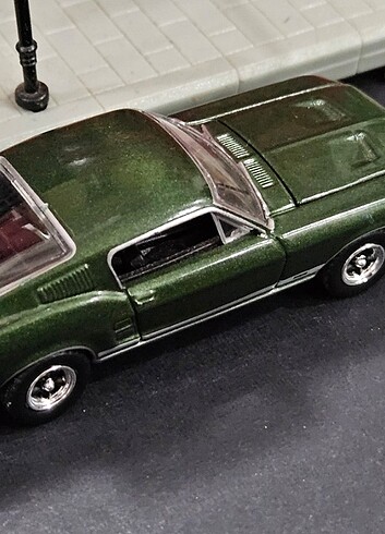 Beden 1967 Ford Mustang GT Autoworld 1:64