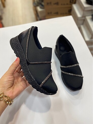Siyah taşlı ayakkabı