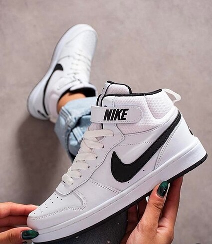 Nike caurt mid