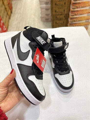 Diğer Nike caurt