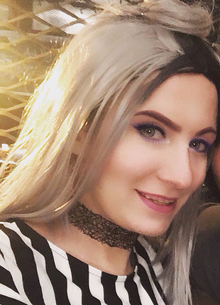 Dipleri siyah uçları gri omuz hizasında peruk