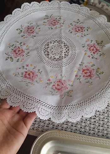 Madame Coco Nakışlı Beyaz Yuvarlak Masa Örtüsü