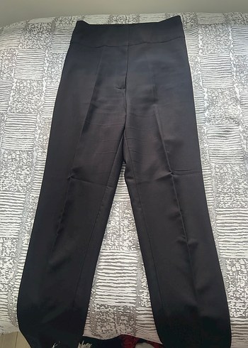 Vatkalı Kadın Siyah Pilili Kumaş Pantolon