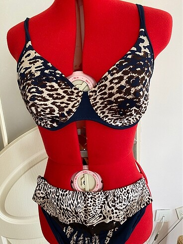 Toparlayıcı leopar desenli bikini takım