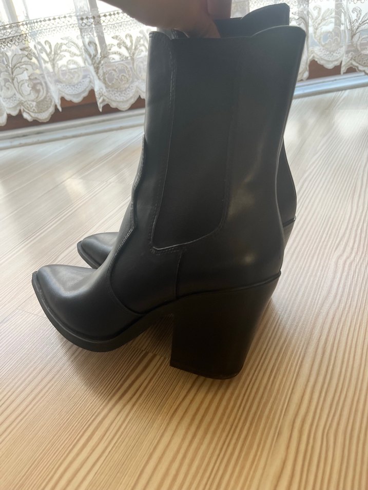 Pull and Bear Siyah Deri Kadın Topuklu Bot - Görsel 2