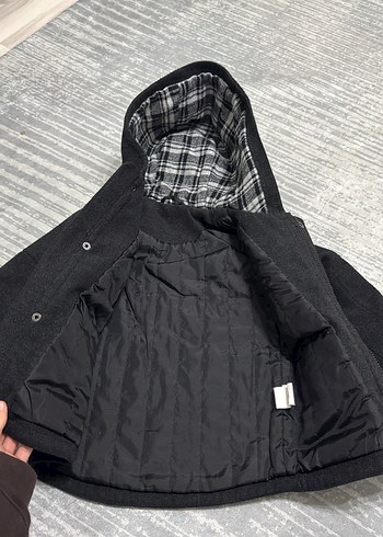 Siyah Kapüşonlu Erkek Çocuk Kaban - Görsel 4