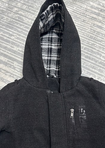 Siyah Kapüşonlu Erkek Çocuk Kaban - Görsel 2