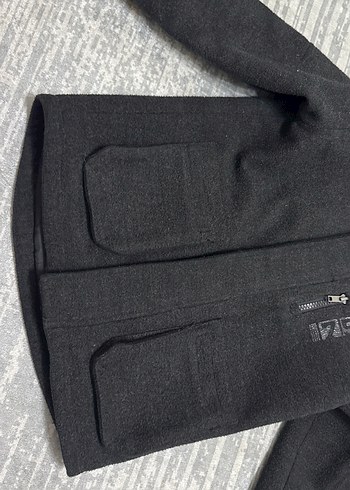 Siyah Kapüşonlu Erkek Çocuk Kaban - Görsel 3