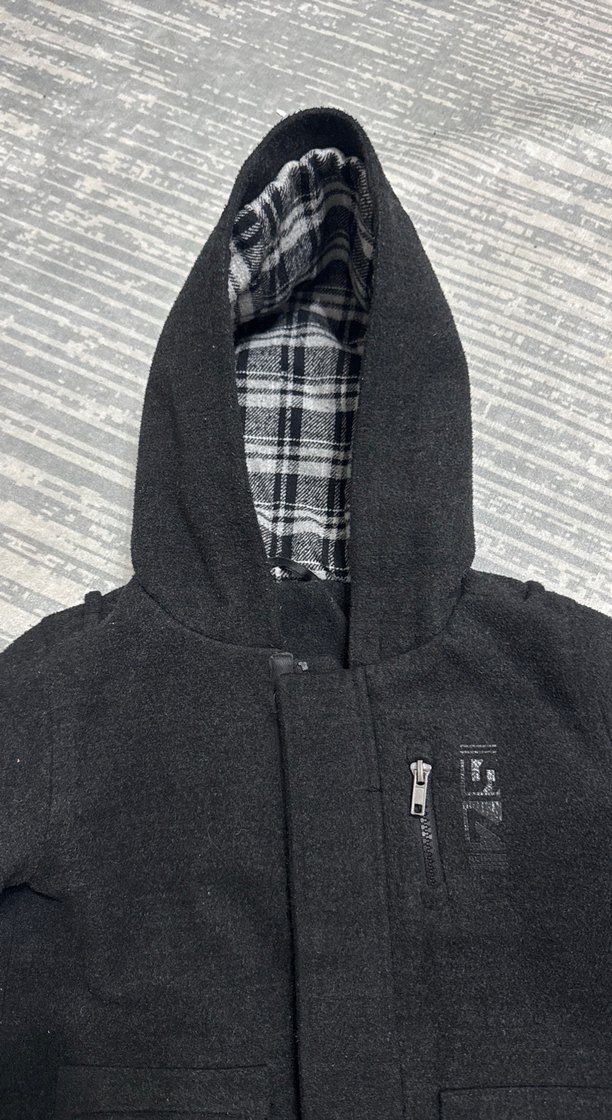 Siyah Kapüşonlu Erkek Çocuk Kaban - Görsel 2