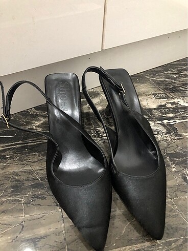 Zara siyah topuklu ayakkabı