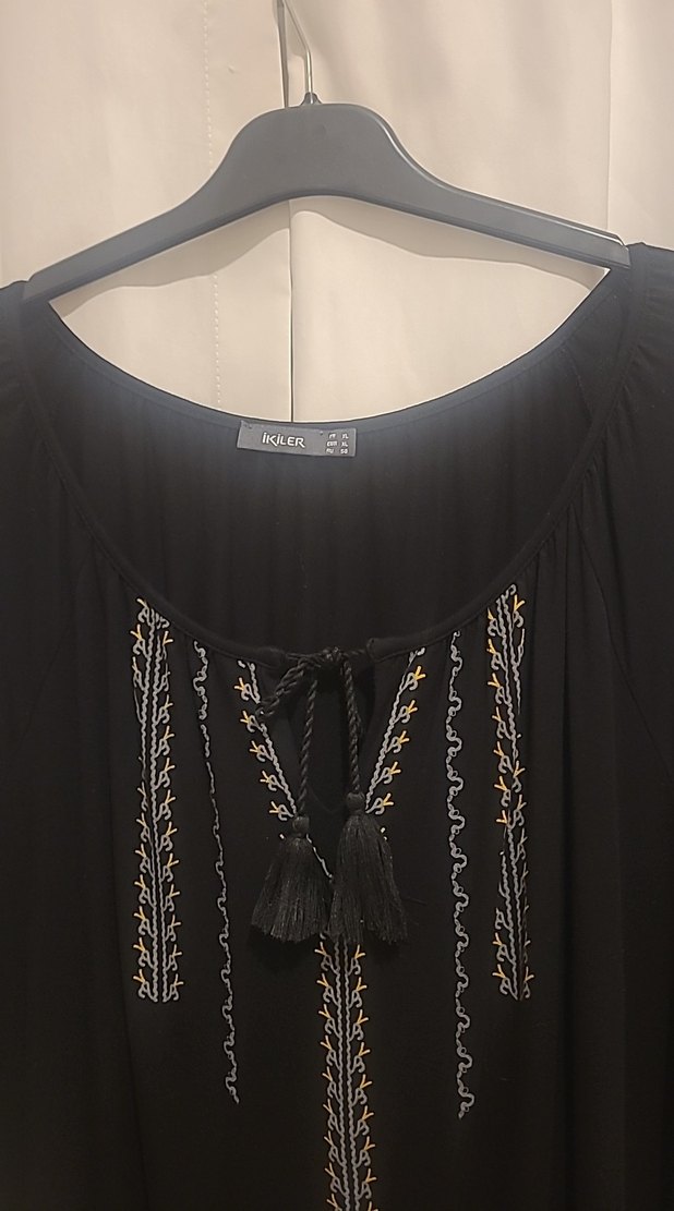 Püsküllü Siyah Bohem Nakışlı Bluz - Görsel 4