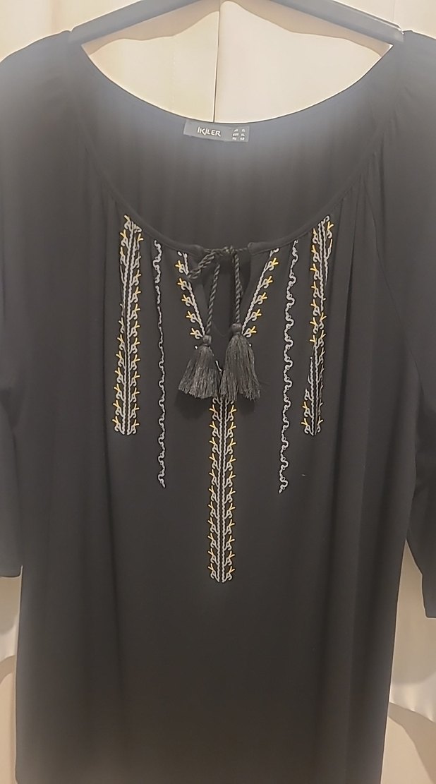 Püsküllü Siyah Bohem Nakışlı Bluz - Görsel 2