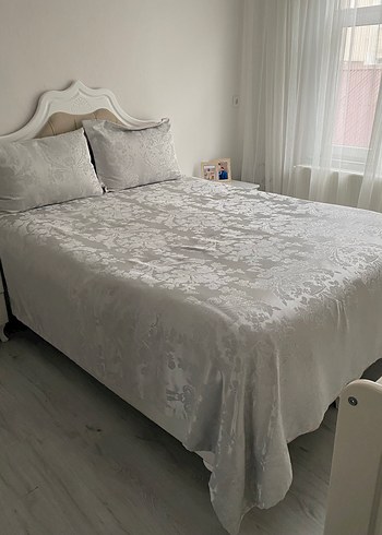 Gri Çiçek Desenli Beyaz Yatak Örtüsü - Görsel 2