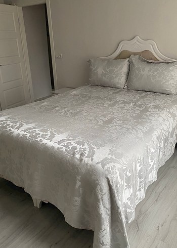 Gri Çiçek Desenli Beyaz Yatak Örtüsü - Görsel 9