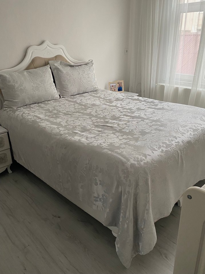 Gri Çiçek Desenli Beyaz Yatak Örtüsü - Görsel 3