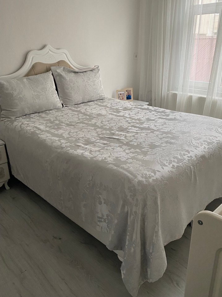 Gri Çiçek Desenli Beyaz Yatak Örtüsü - Görsel 2