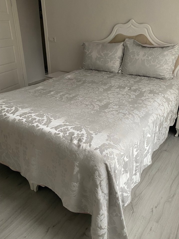 Gri Çiçek Desenli Beyaz Yatak Örtüsü - Görsel 5